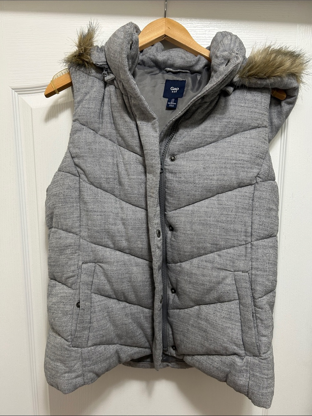 GAP Light Heather Gray Quilted Hooded Puffer Vest with Faux-Fur Trim